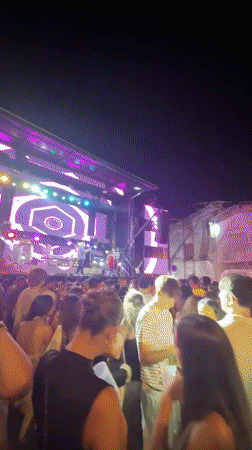 Live outdoor concert lights up a packed night in Sanxenxo
