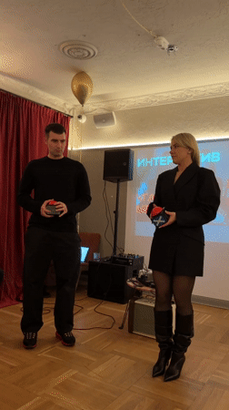 Interactive celebration with golden "25" balloons documented in Moscow