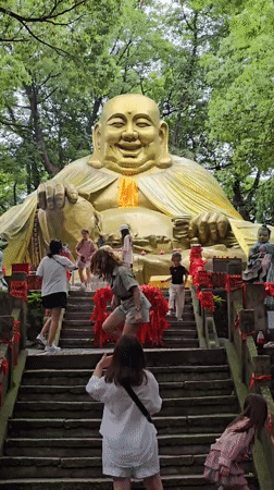 Early morning temple visits documented in Xihu District, China