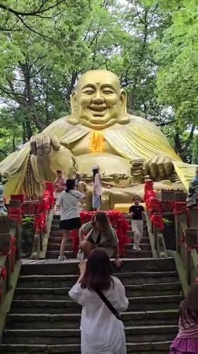 Early morning temple visits documented in Xihu District, China
