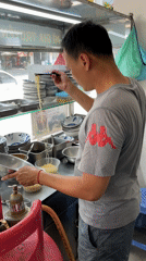 Dawn noodle service captured at Đà Nẵng street food stall
