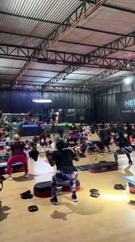 Late-night fitness sessions with DJ setup observed in Arica gym