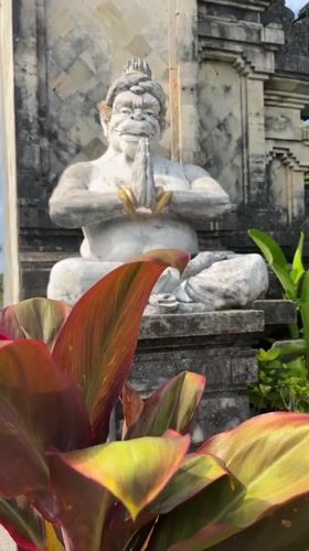 Traditional Balinese temple statues documented in Kuta Selatan