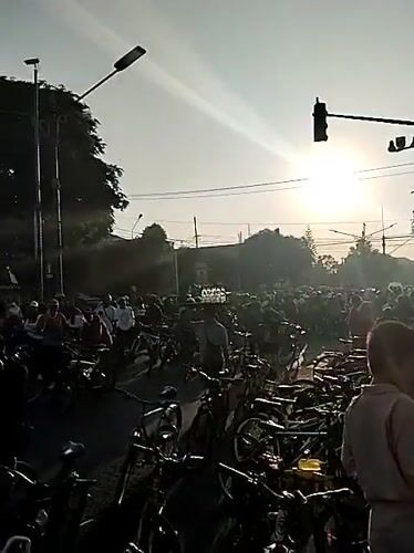 Cycling festival draws crowds to Sragen city center