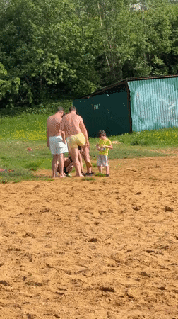 Families enjoy paddleboarding and swimming at Novosinkovo lake park