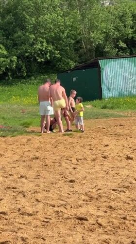 Families enjoy paddleboarding and swimming at Novosinkovo lake park