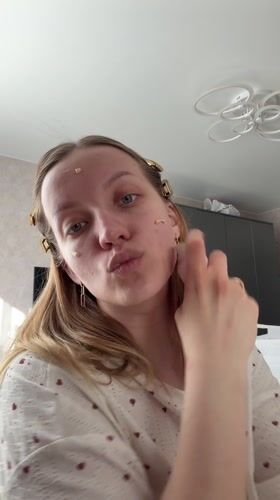 Woman applies makeup in Reshetnikovo beauty routine session