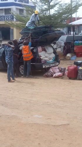 Travelers load vehicles with belongings in Dadi Riba, Nigeria