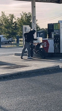 Vehicle maintenance stops in Chambœuf, France