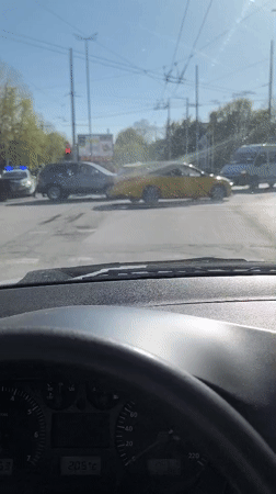 Dashcam captures sunny afternoon at Haskovo intersection