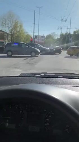 Dashcam captures sunny afternoon at Haskovo intersection