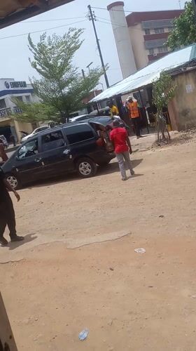 Street activity and parked vehicles observed in Dadi Riba