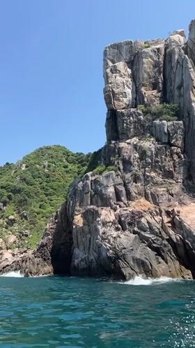 Man in pink life vest spotted boating near Dai Lanh