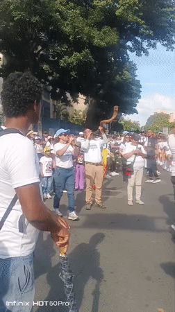 Street procession with flags and shofars rolls through Caracas