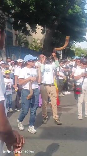 Street procession with flags and shofars rolls through Caracas