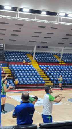 Women's volleyball team practices at Ciudad Guayana gymnasium