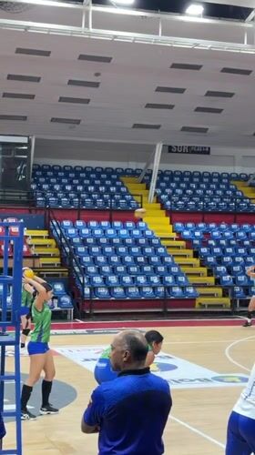 Women's volleyball team practices at Ciudad Guayana gymnasium