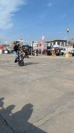 Motorcyclist performs wheelie stunt in Burgas, Bulgaria