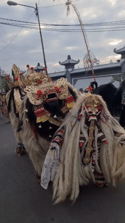 Traditional Balinese procession winds through Denpasar streets