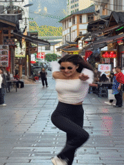 Street performers draw crowds in Zhangjiajie tourist district