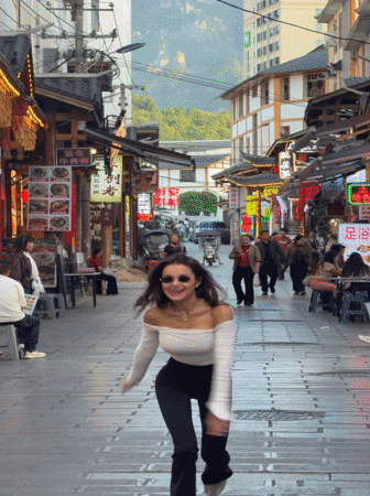 Street performers draw crowds in Zhangjiajie tourist district