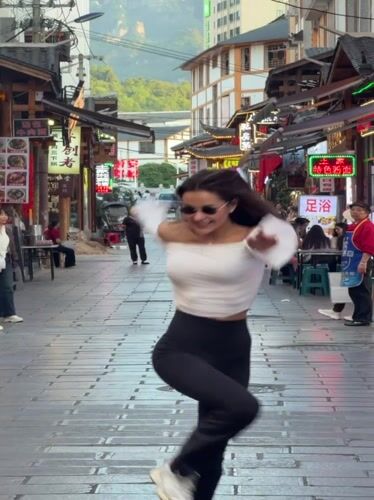 Street performers draw crowds in Zhangjiajie tourist district