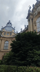Tourist captures Budapest monuments and park wildlife during afternoon walk