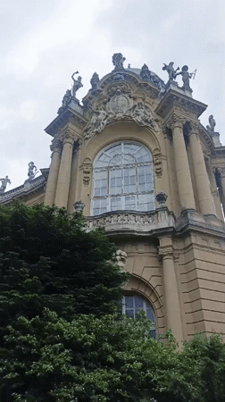 Tourist captures Budapest monuments and park wildlife during afternoon walk