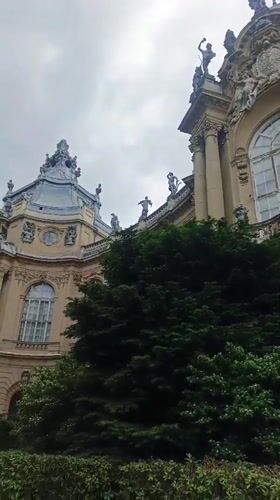 Tourist captures Budapest monuments and park wildlife during afternoon walk