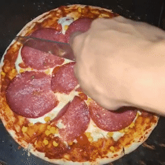 Late-night pizza dinner captured by witnesses in Wilde, Argentina