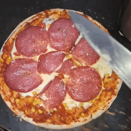 Late-night pizza dinner captured by witnesses in Wilde, Argentina