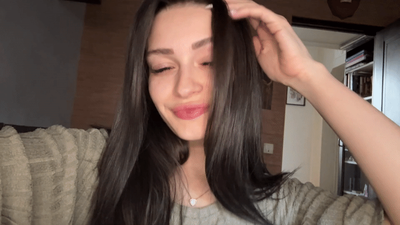 Woman Takes Mirror Selfies with Beer in Reutov