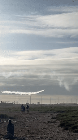Aerobatic aircraft display draws crowds in Arica, Chile