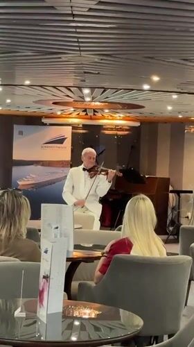 Electric violin performance in a Pavlovo lounge setting