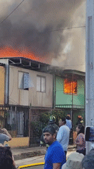 House fire draws crowds, firefighters in Iquique Chile