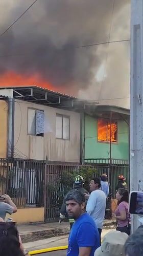 House fire draws crowds, firefighters in Iquique Chile