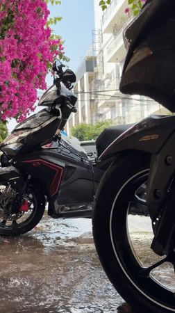Rainy morning in Mũi Né — streets, breakfast, and blooms