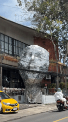 Mirrored head sculpture draws attention on Kuta Selatan street