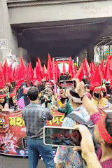 Red flag protest rally draws crowds under Dhaka overpass