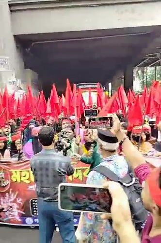 Red flag protest rally draws crowds under Dhaka overpass