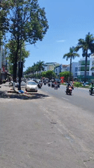 Morning street scene captured in Đà Nẵng traffic circle