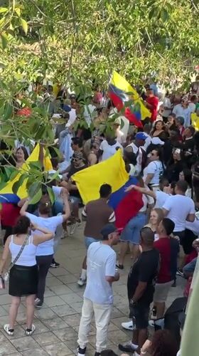 Colombian community celebrates with dancing, boating at Barcelona park