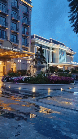 Đà Lạt's Lâm Viên square glows at dusk