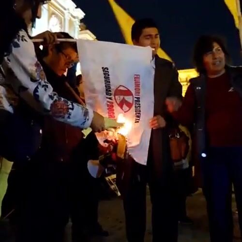 Anti-Fujimori protesters burn flags in Arequipa as police maintain security