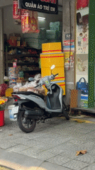 Early morning street market activity documented in Đà Nẵng