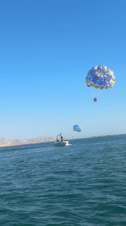 Parasailing activity observed off Egyptian coast with choppy conditions