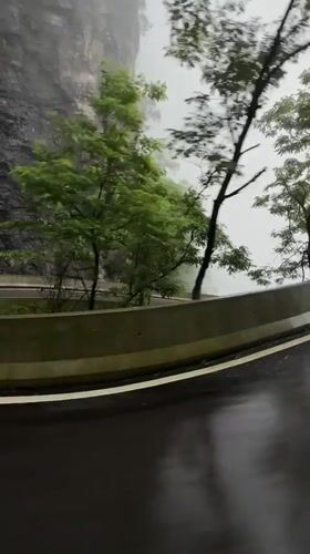 Foggy morning road conditions documented in Zhangjiajie
