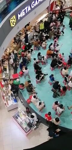 Lotto game show with clown host draws mall crowd in Da Lat