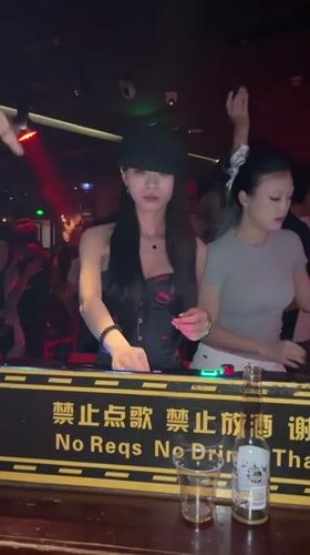 Weekend nightlife unfolds across Liangjiang entertainment district
