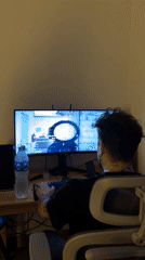Person playing video game at computer desk in Đà Nẵng